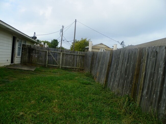 Building Photo - 2221 Creekside Ln