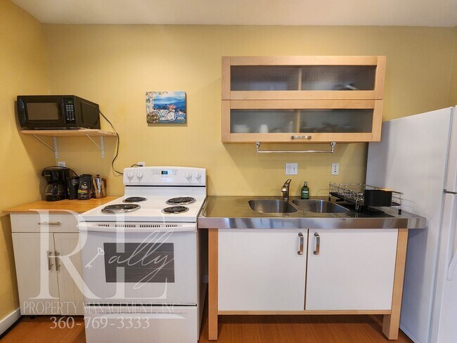 Building Photo - Fully Furnished Well Appointed Home