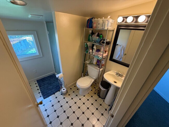 Building Photo - 7 bedroom 3.5 bath Game Room