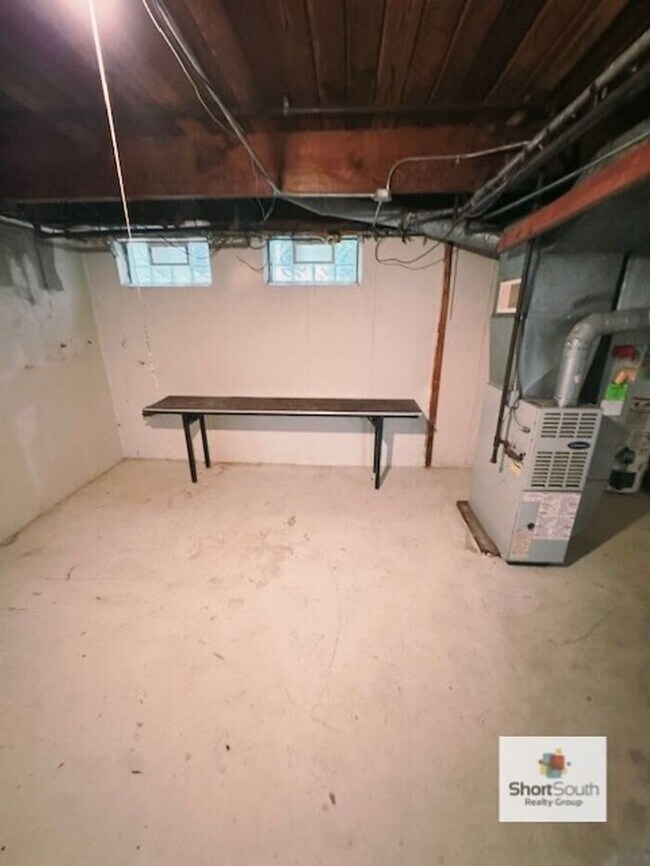 Building Photo - NE Side 2 bed 1 bath Townhouse