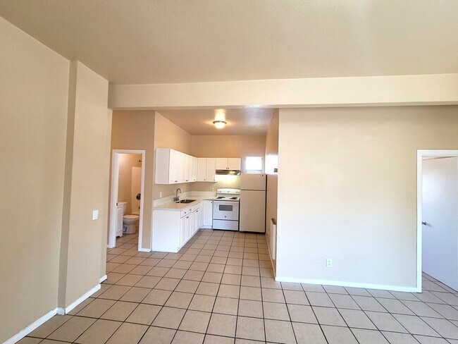 Building Photo - Large 4bd/2bth Unit in Logan Heights with ...