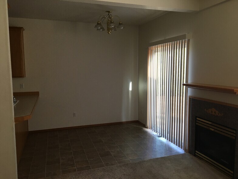 Kitchen table area to left of living room, sliding back patio doors. - 1119 Maple St