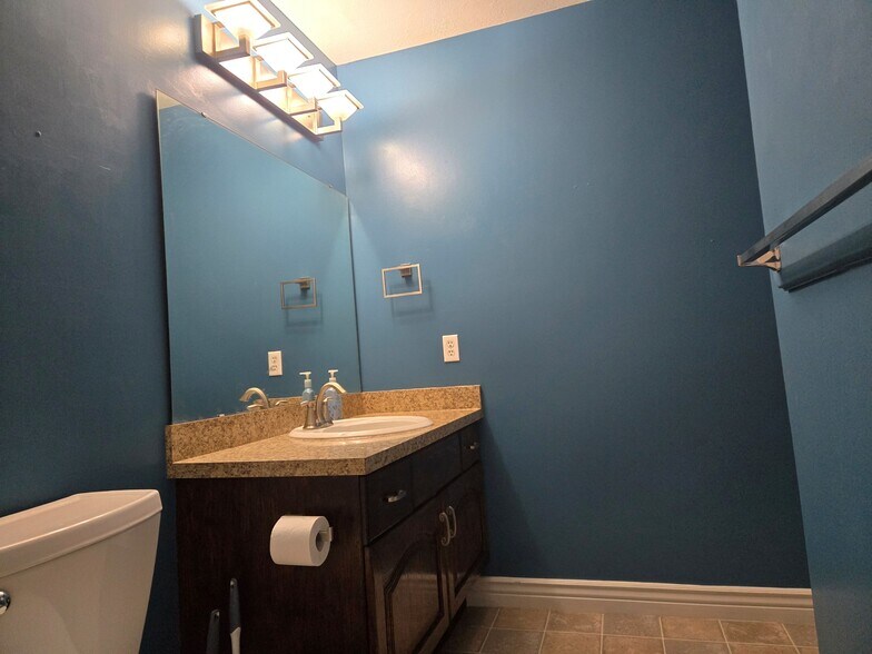 Main Bath upstairs - 315 W 750 N