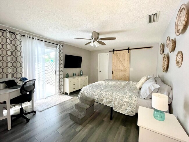 Building Photo - 1150 SW Jumper St