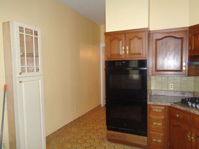 Building Photo - 3403 Bank St