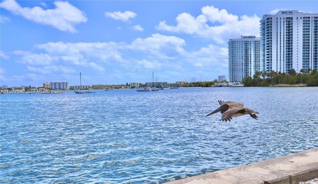 Building Photo - 2910 Point E Dr