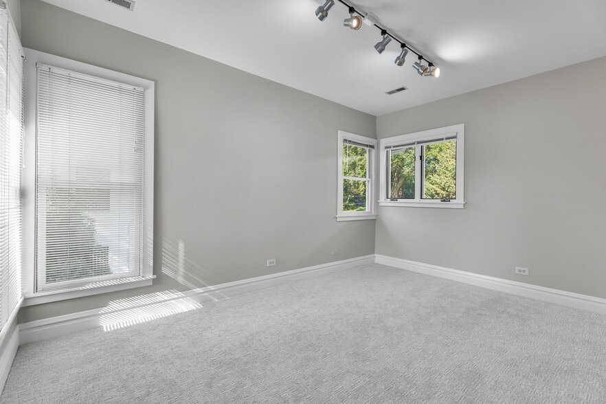 Building Photo - 1322 Wilmette Ave
