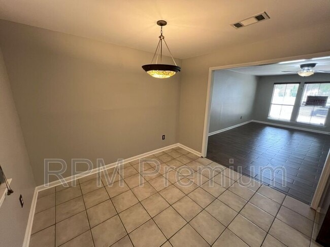 Building Photo - 522 Fawn Lake Dr