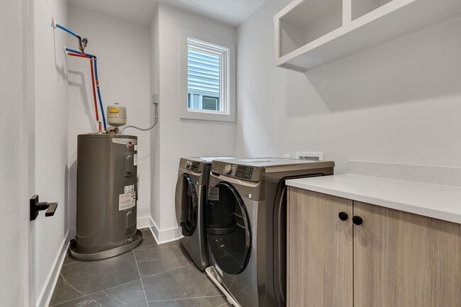 Building Photo - Stunning Salemtown Townhome With Fenced In Yard