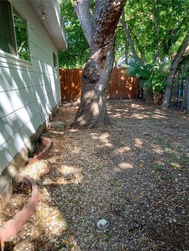 Building Photo - Fully Remodeled 1 bath Washer /Dryer