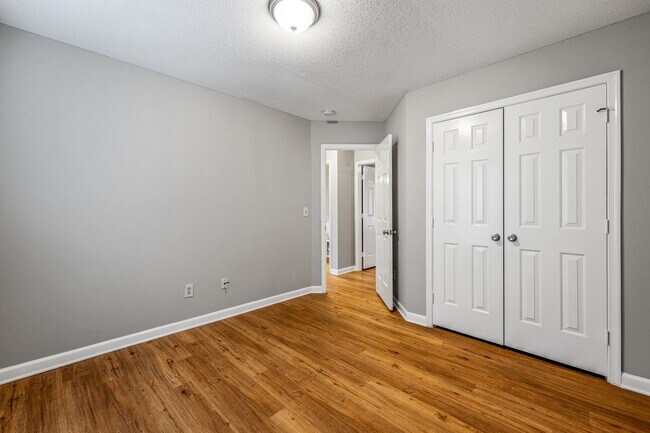 Building Photo - SW - Like New Home, Vaulted LR Ceiling, Fire Place, Wood Flooring, Several Updates!