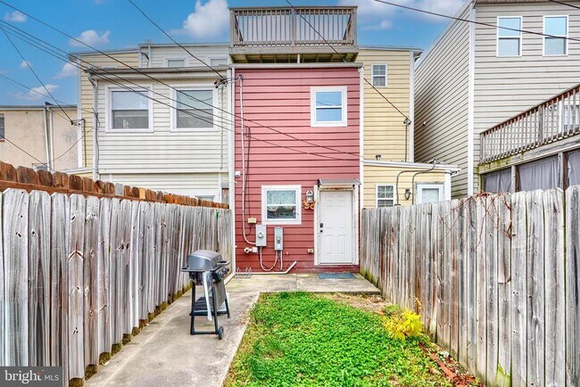 Building Photo - 1730 E Chase St