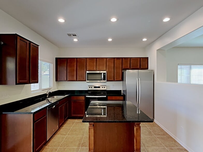 Building Photo - 868 Basswood Ave