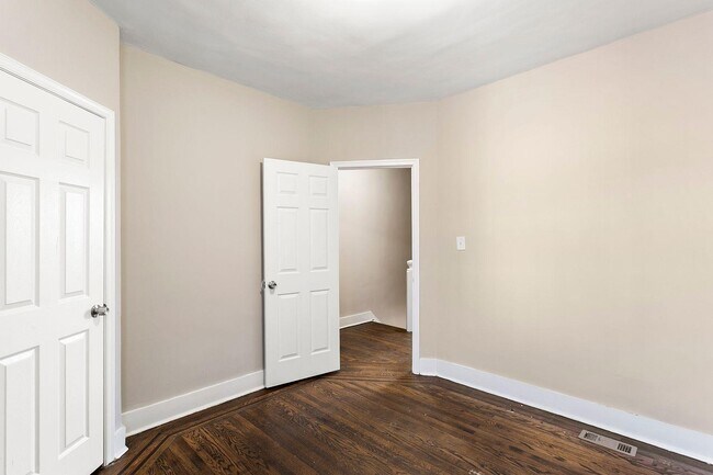 Building Photo - 2843 Pelham Ave