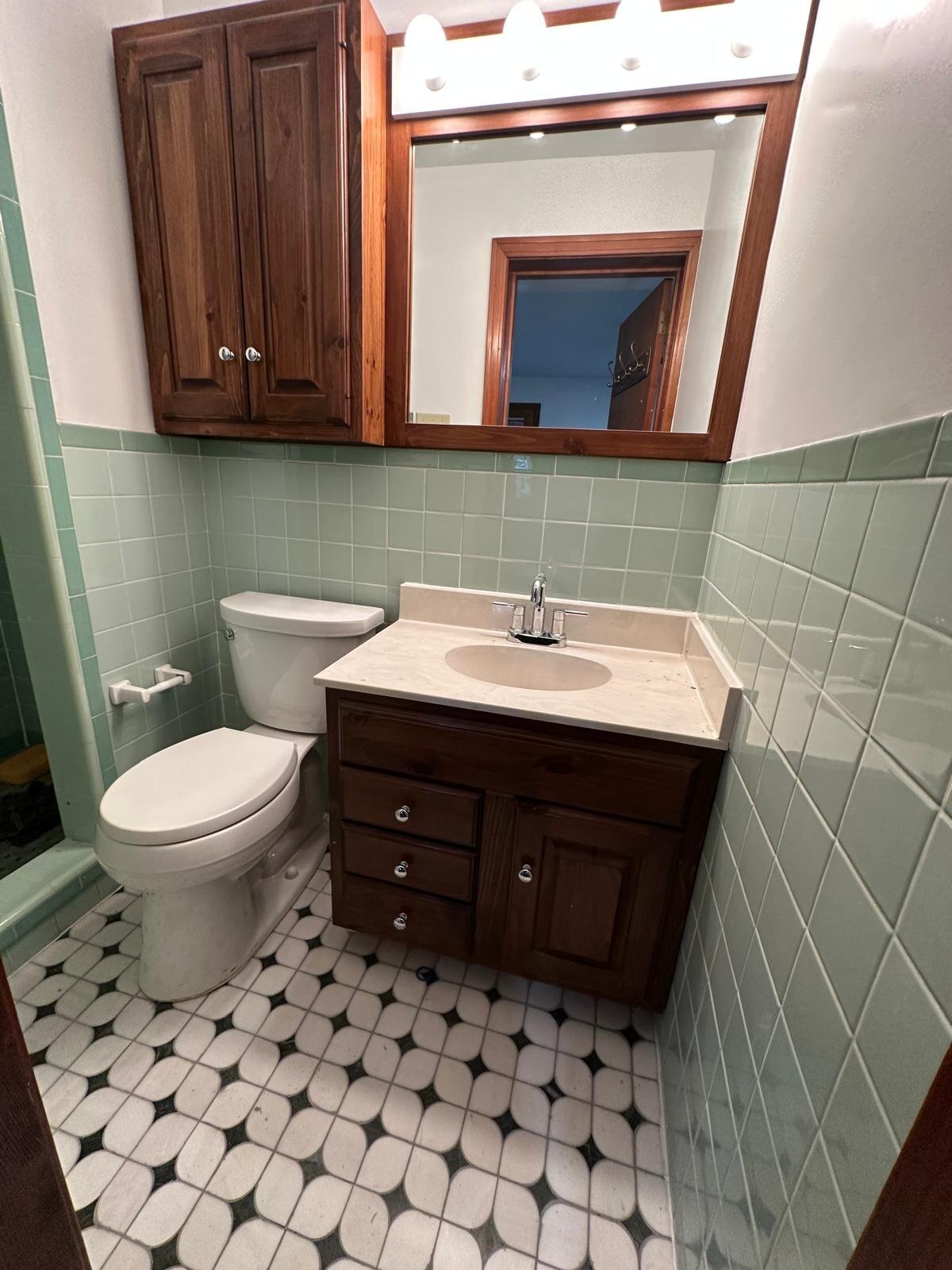Building Photo - 547 Greenhurst Dr