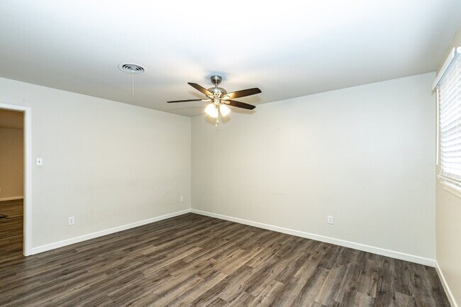 Building Photo - Large & Recently Updated!