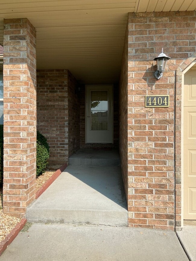 Building Photo - Great 3 BR, 2 Bath, 2 Car Garage Ranch located in SW Springfield.