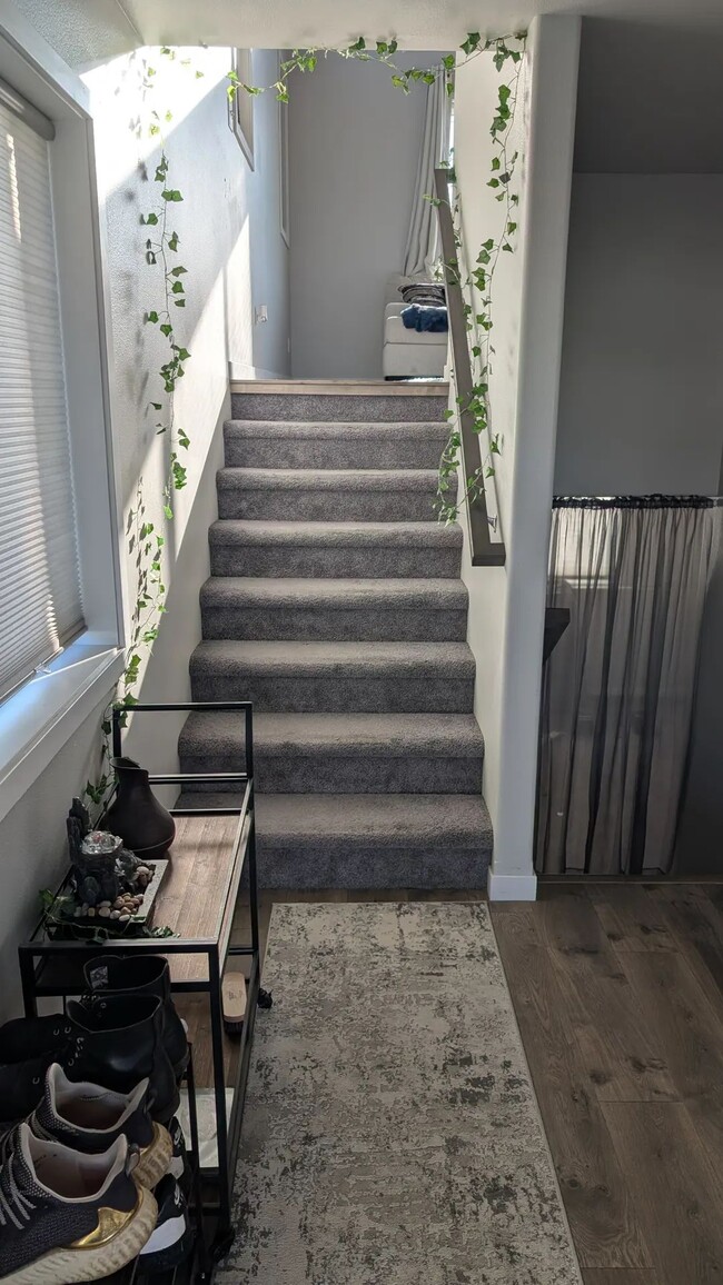 Building Photo - Furnished Queen Room with Closet & Private Bath