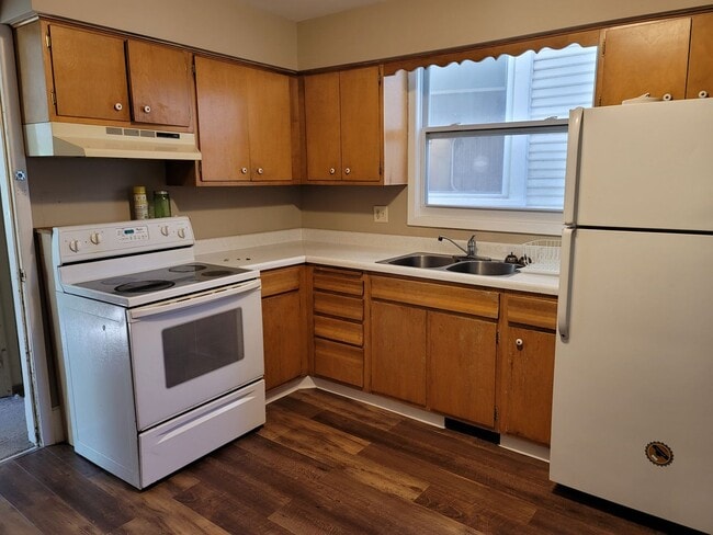 Building Photo - JUNE 2026 - Duluth MN 4 Bedroom - 2 Bath -...