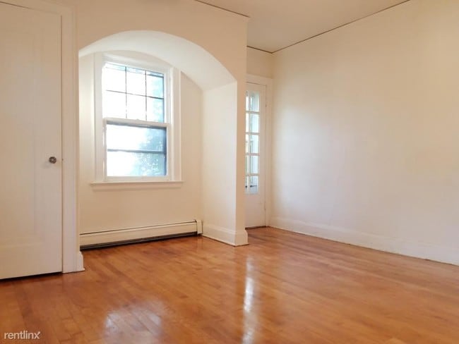 Building Photo - 2122 E Kenmore Pl