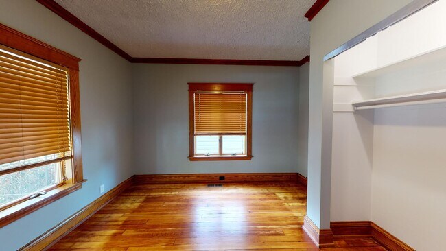 Building Photo - 1025 Park St SW