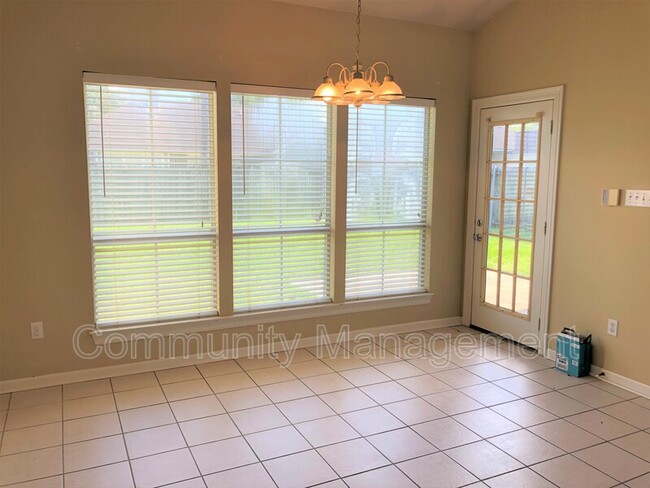 Building Photo - 221 Briarhaven Dr