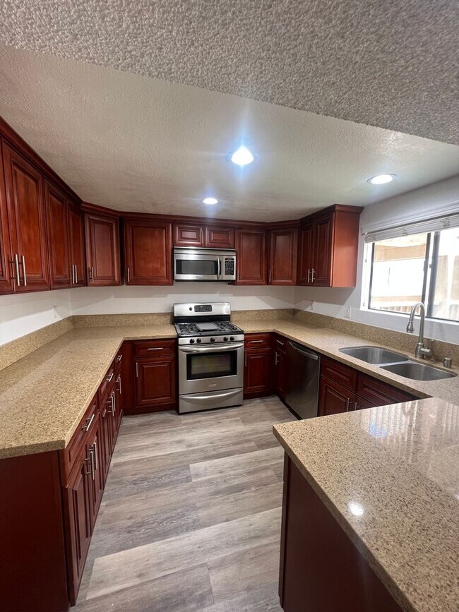 Building Photo - 4831 Lago Dr