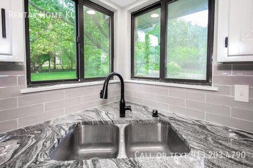 Building Photo - 7920 W 113th Terrace