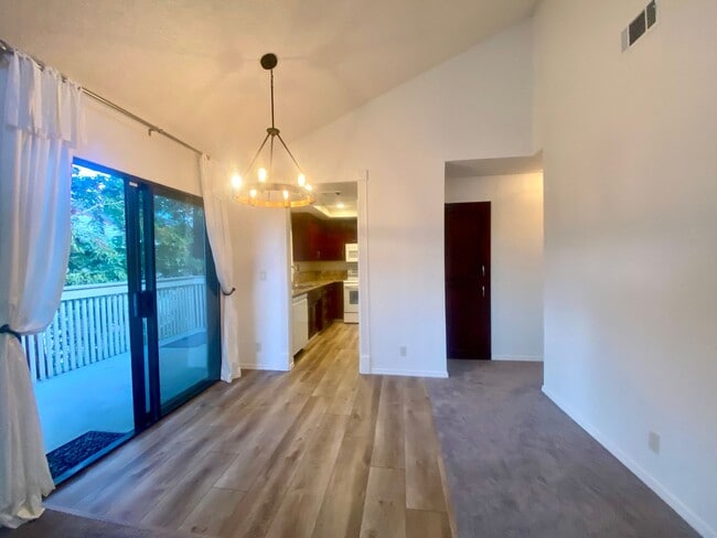 Building Photo - Pleasanton Townhouse, 2 Bed 2 Bath Upstairs End Unit, Private Patio, 2 parking spots, Close to do...