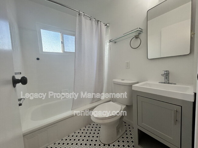 Building Photo - 5200 Fernwood Way