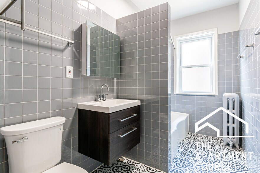 Building Photo - 1452 W Winnemac Ave