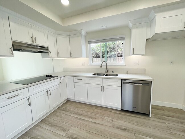 Building Photo - 3 bedroom 2 bath home in desired neighborhood