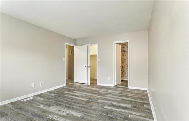 Building Photo - Remodeled Townhouse Ready for A New Tenant