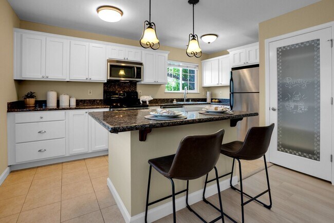 Building Photo - Excellent Santa Clara Location! Open Floor Plan! Granite Counters!