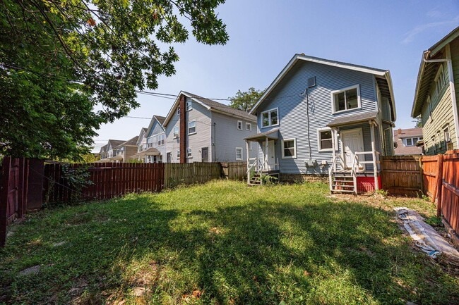 Building Photo - 1442 Hamlet St