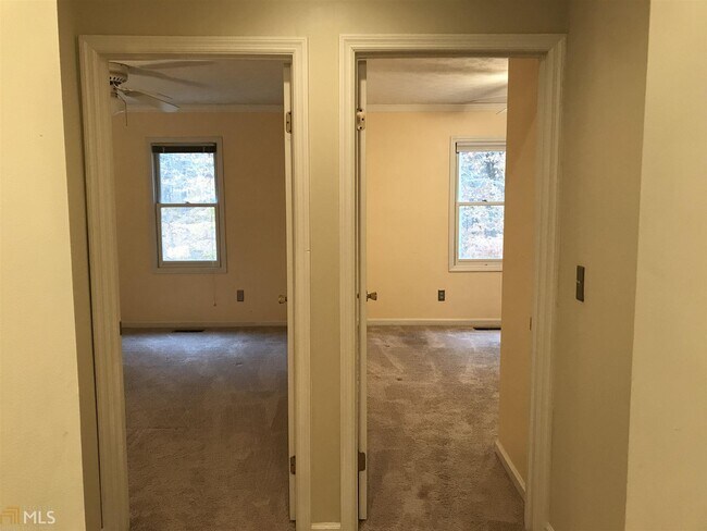 Building Photo - 2600 Holcomb Springs Dr