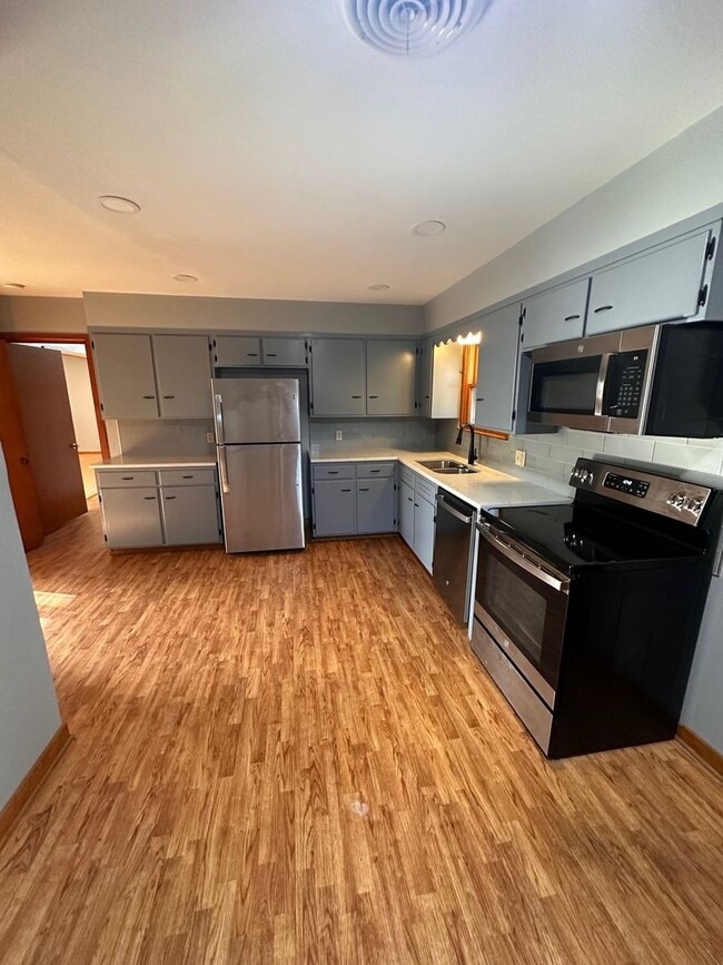 Building Photo - 2218 Rosewood Dr