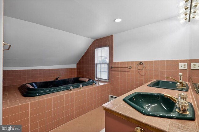 Building Photo - 18 GROVE St