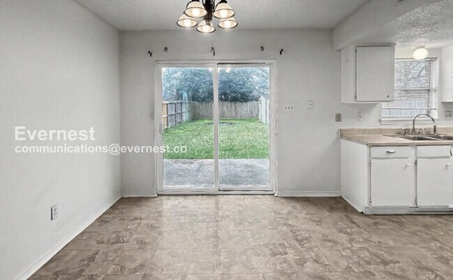 Building Photo - 3 Bed, 2 Bath Home with Fenced Yard & Garage / Pet-Friendly / Available Now!