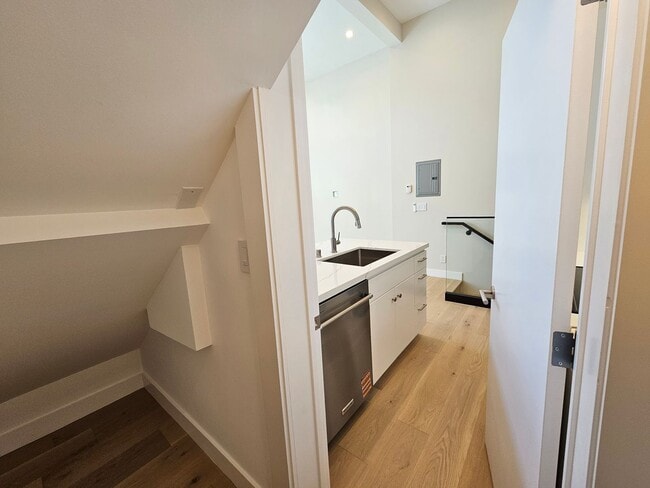 Building Photo - 446 Kirkham St