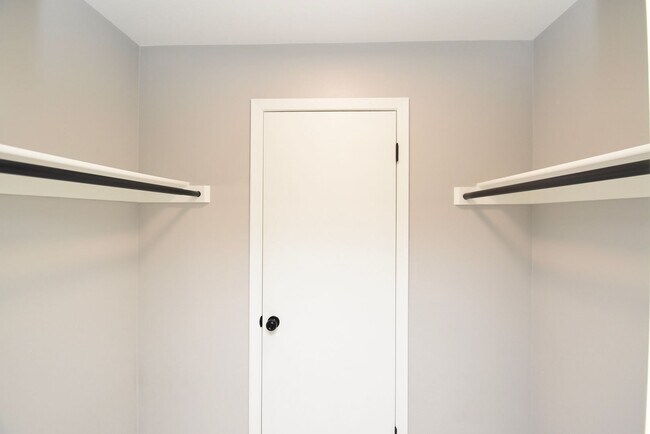 Building Photo - Remodeled 2 Bedroom 2 Bath Unit in HOA Community with Great Amenities!