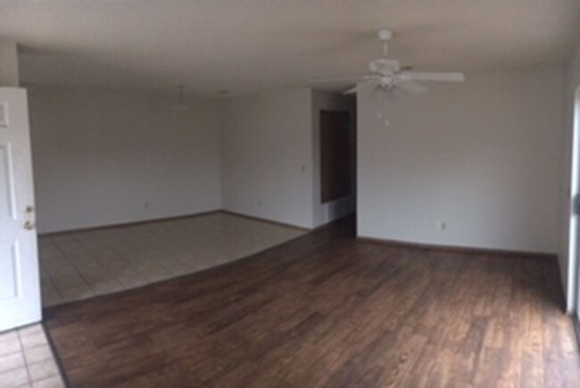Building Photo - 2 bedoom duplex close to the bypass