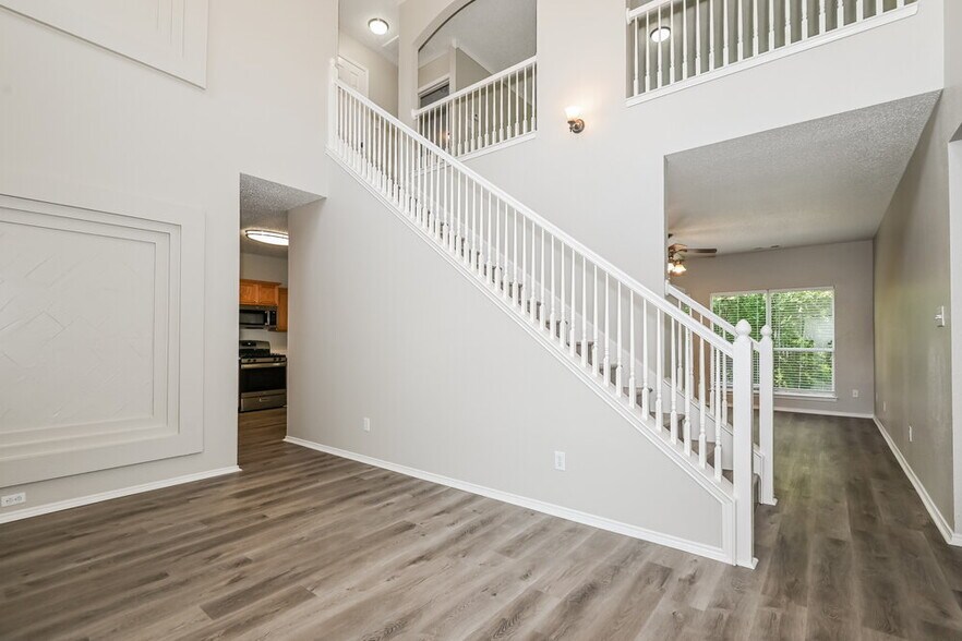 Building Photo - 5717 San Marino Dr