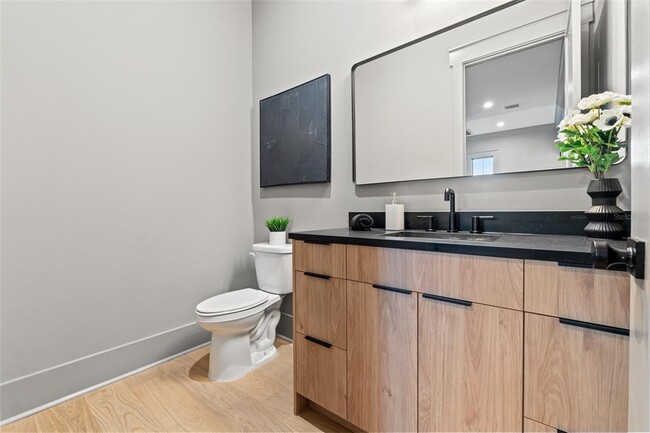 Building Photo - 807 W Park Ave