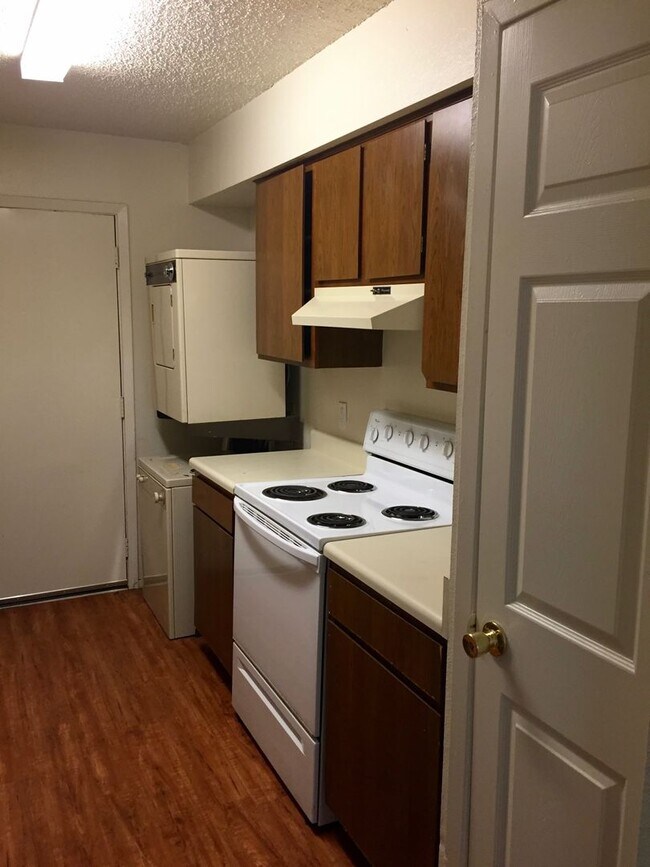 Building Photo - Spacious 2 Bedroom Apartment - Parking - N...