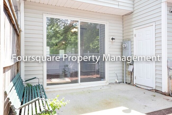 Building Photo - Townhome| Washer/ Dryer Included| Back Pat...