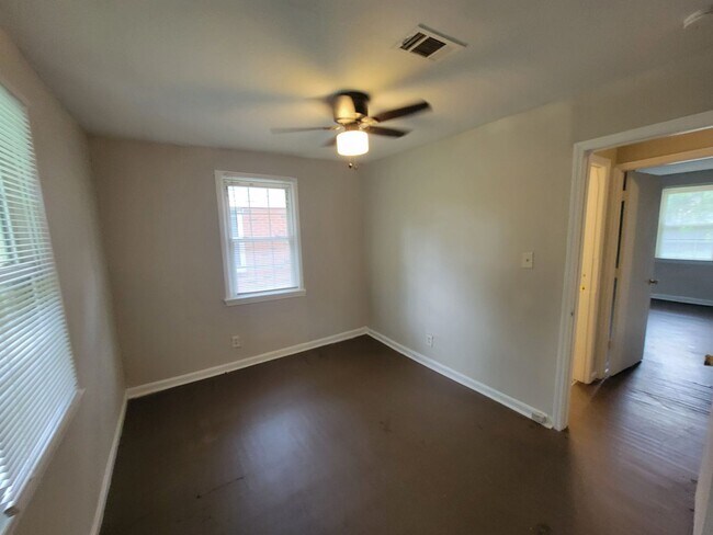 Building Photo - 2111 Dyer St