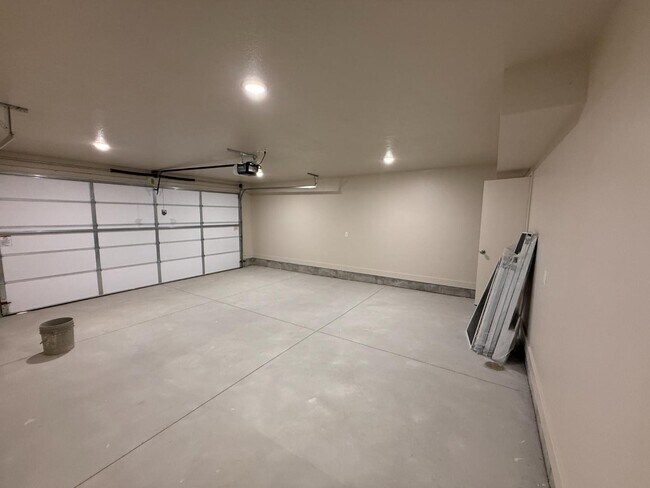 Building Photo - Eastside View Townhomes