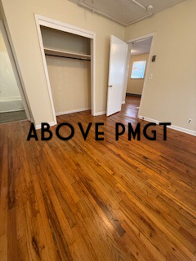 Building Photo - Renovated 1 bed, 1 bath duplex