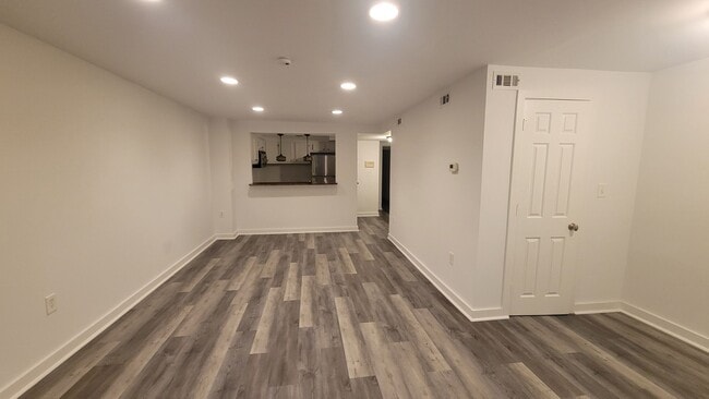 Building Photo - 1/2 Off One Months for a Lease Start by 9/...
